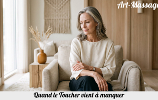 Femme adulte assise dans un spa lumineux, une main posée sur son avant-bras, évoquant le manque de contact et le besoin de proximité.