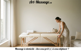 Praticien installant une table de massage pliante et du linge propre dans une pièce à domicile.