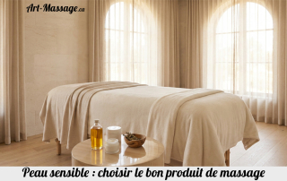 Un praticien présente deux flacons de produit de massage à une cliente avant la séance.
