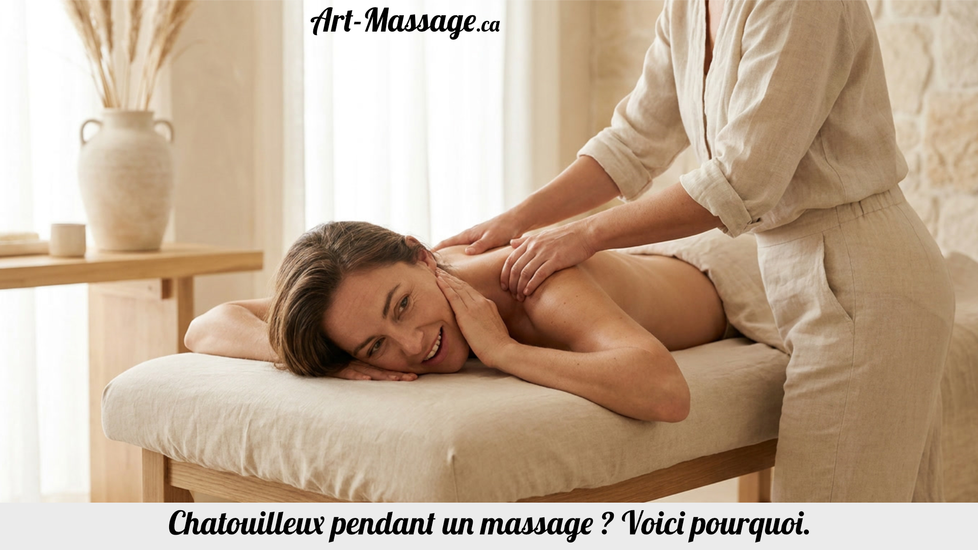 Une massothérapeute masse délicatement le pied d'une cliente installée sur une table de massage dans un spa lumineux.