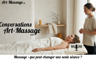 Femme détendue sur une table de massage après une séance, accompagnée d’une massothérapeute.