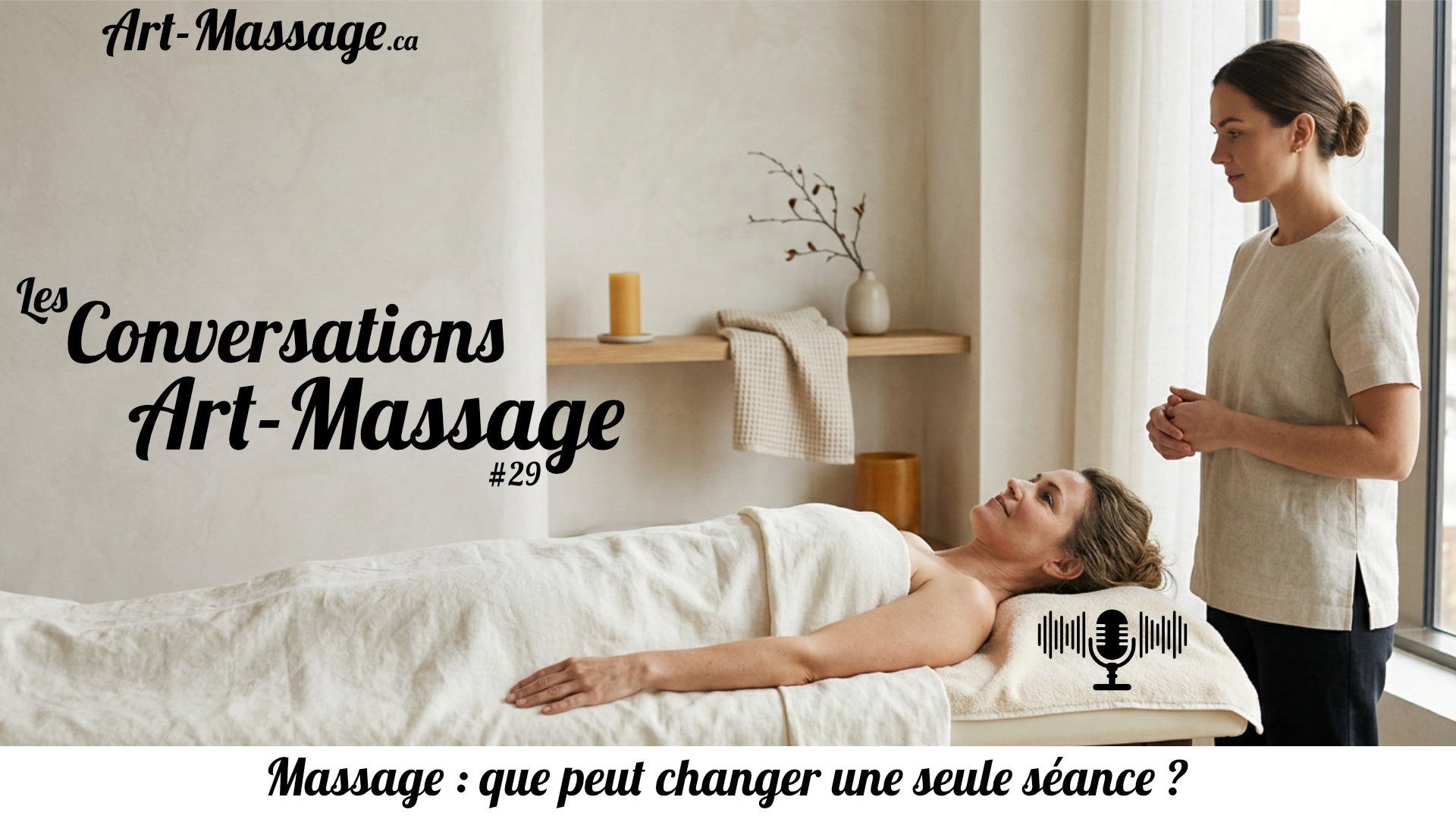 Femme détendue sur une table de massage après une séance, accompagnée d’une massothérapeute.